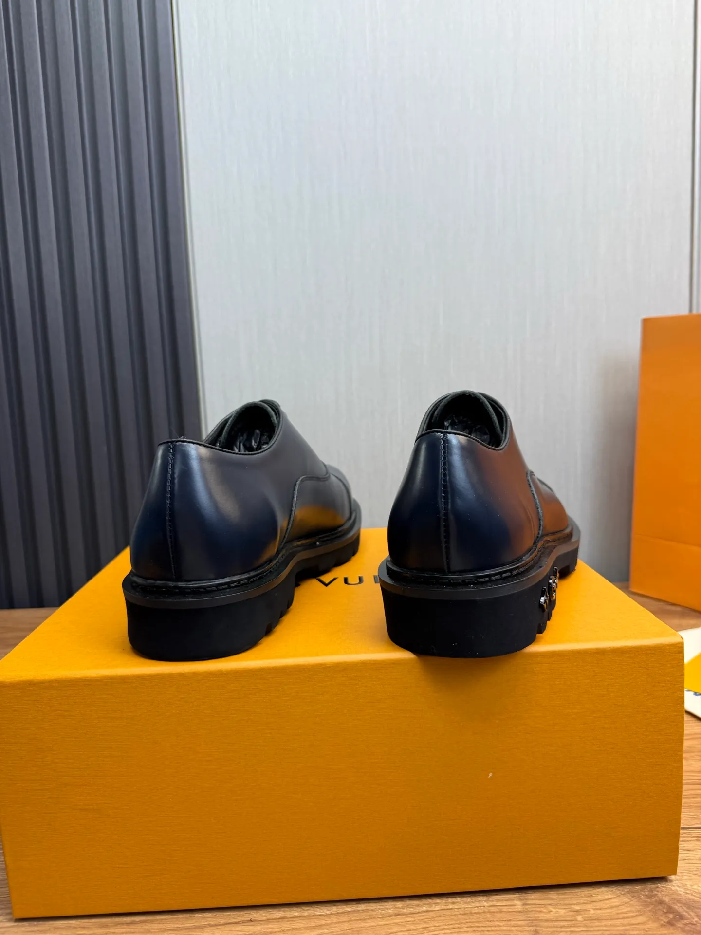 Men's shoes 💰900💰 LV. Men's casual lace-up leather shoes, the latest hot style 🔥 1:1 original purchase quality, top quality goods ⬆️The upper is imported open-edge beaded cowhide, cowhide, and cow suede. The hand-made three-dimensional stitching highlights the round toe design. The inner foot pads are all imported cowhide, with the original wear-resistant foam outsole, matching code 39-44, (38, 45 custom-made, non-refundable)